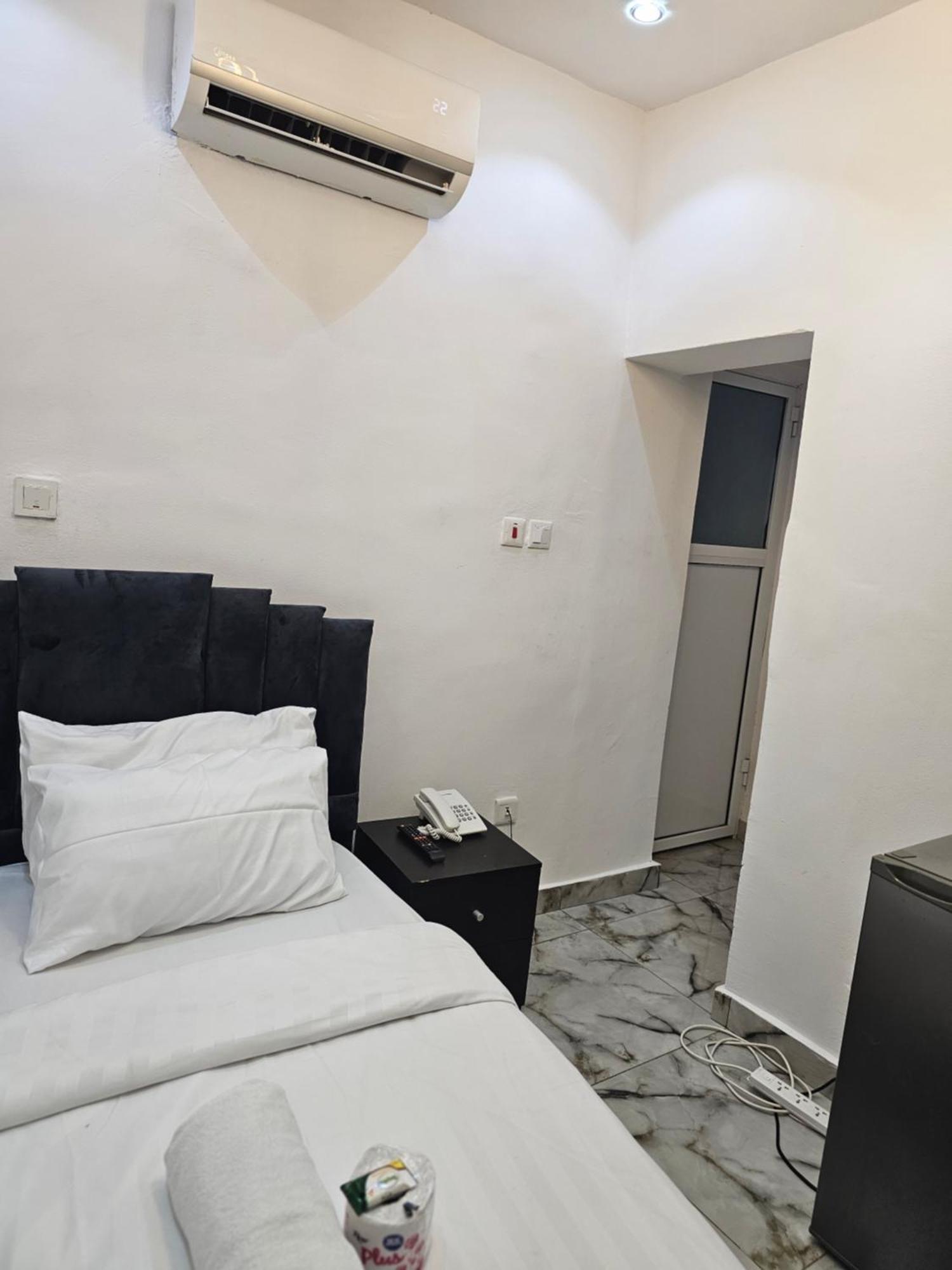 Vhs Vinchee Suites ลากอส ภายนอก รูปภาพ