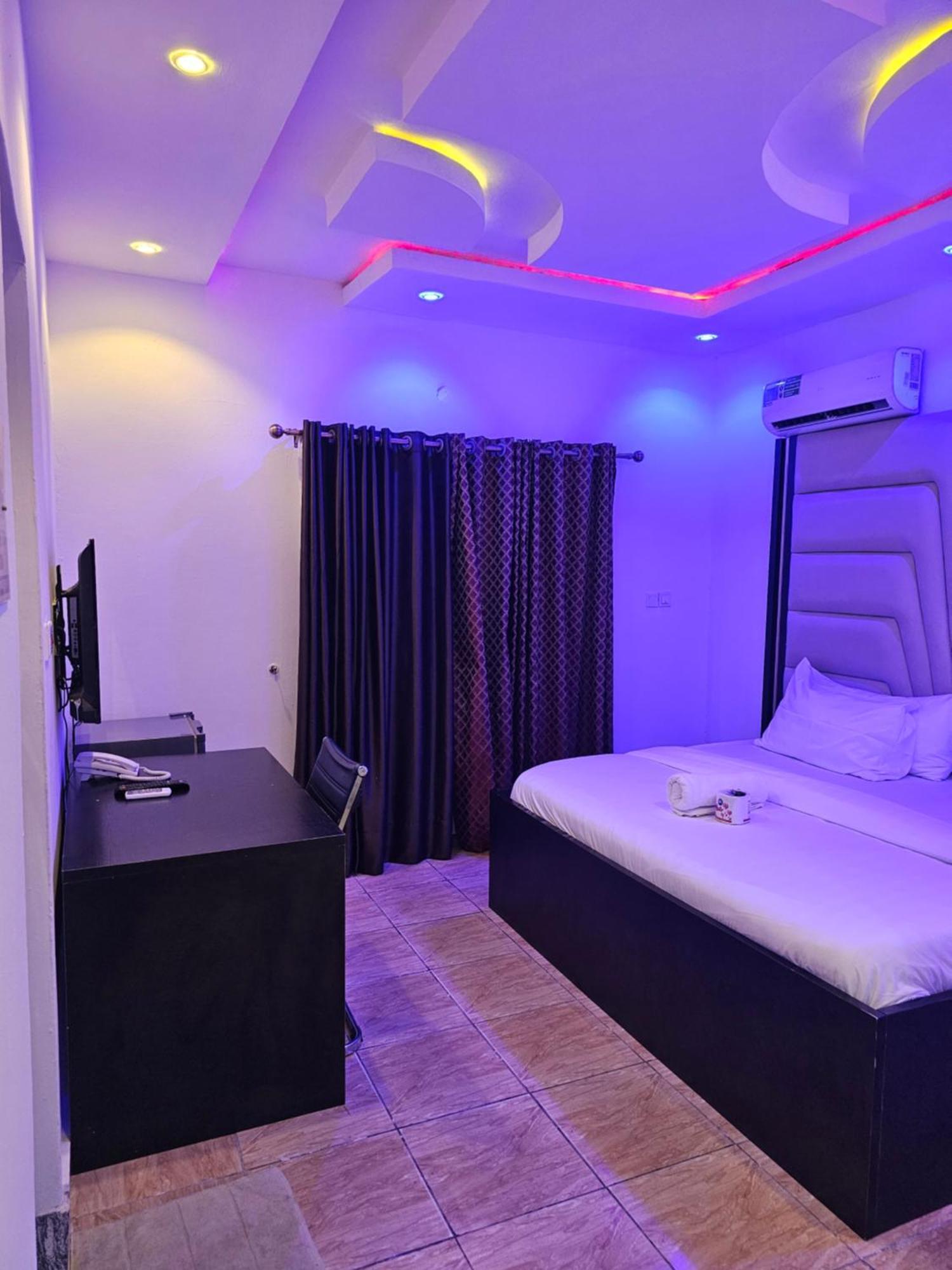 Vhs Vinchee Suites ลากอส ภายนอก รูปภาพ