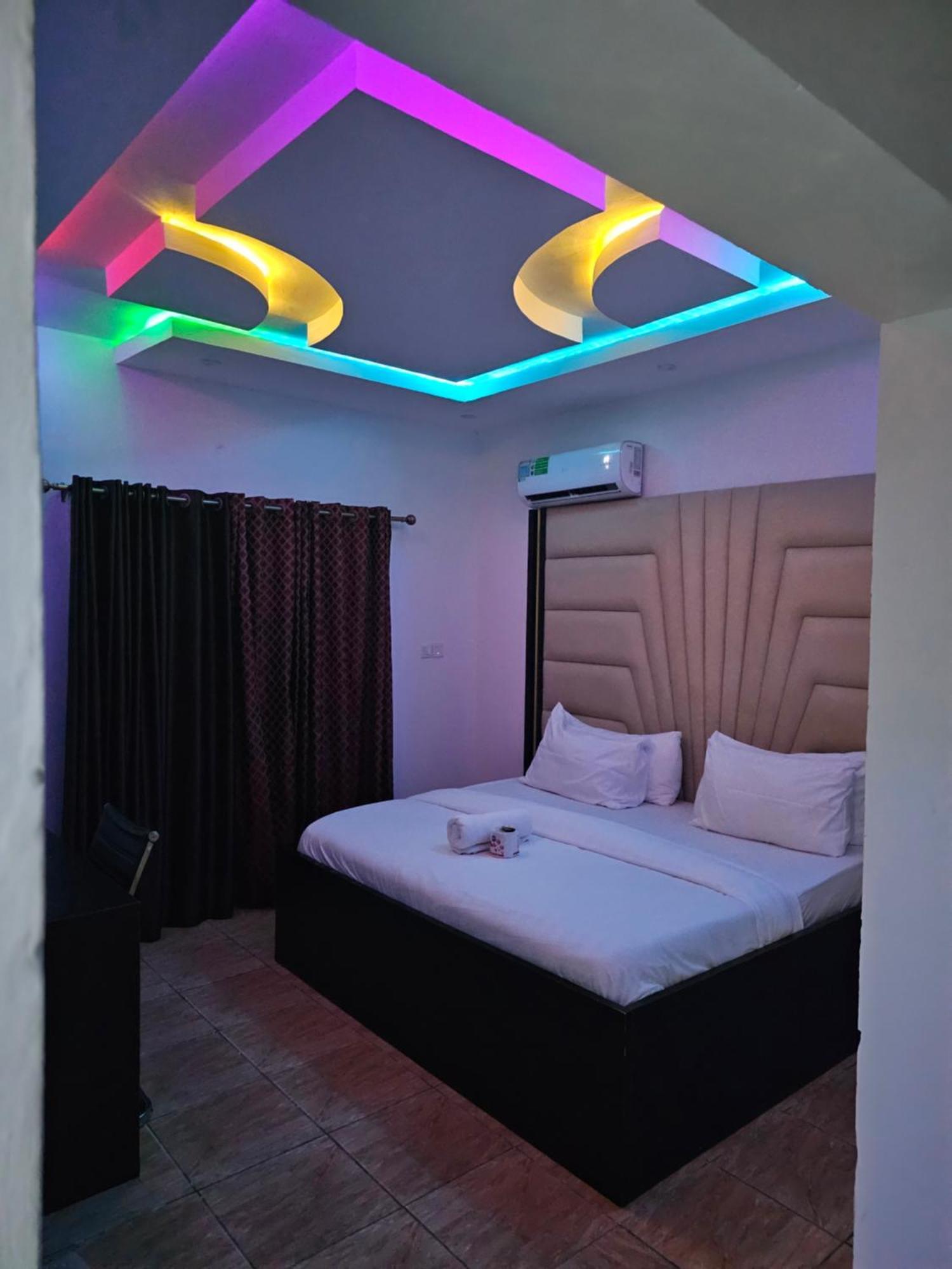 Vhs Vinchee Suites ลากอส ภายนอก รูปภาพ