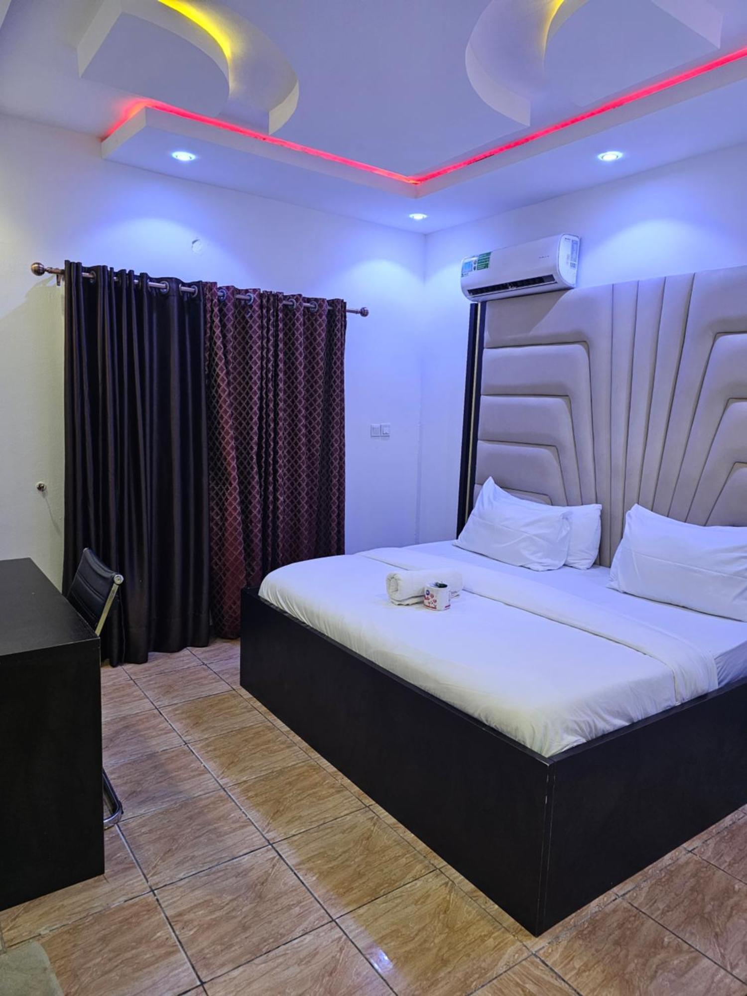 Vhs Vinchee Suites ลากอส ภายนอก รูปภาพ