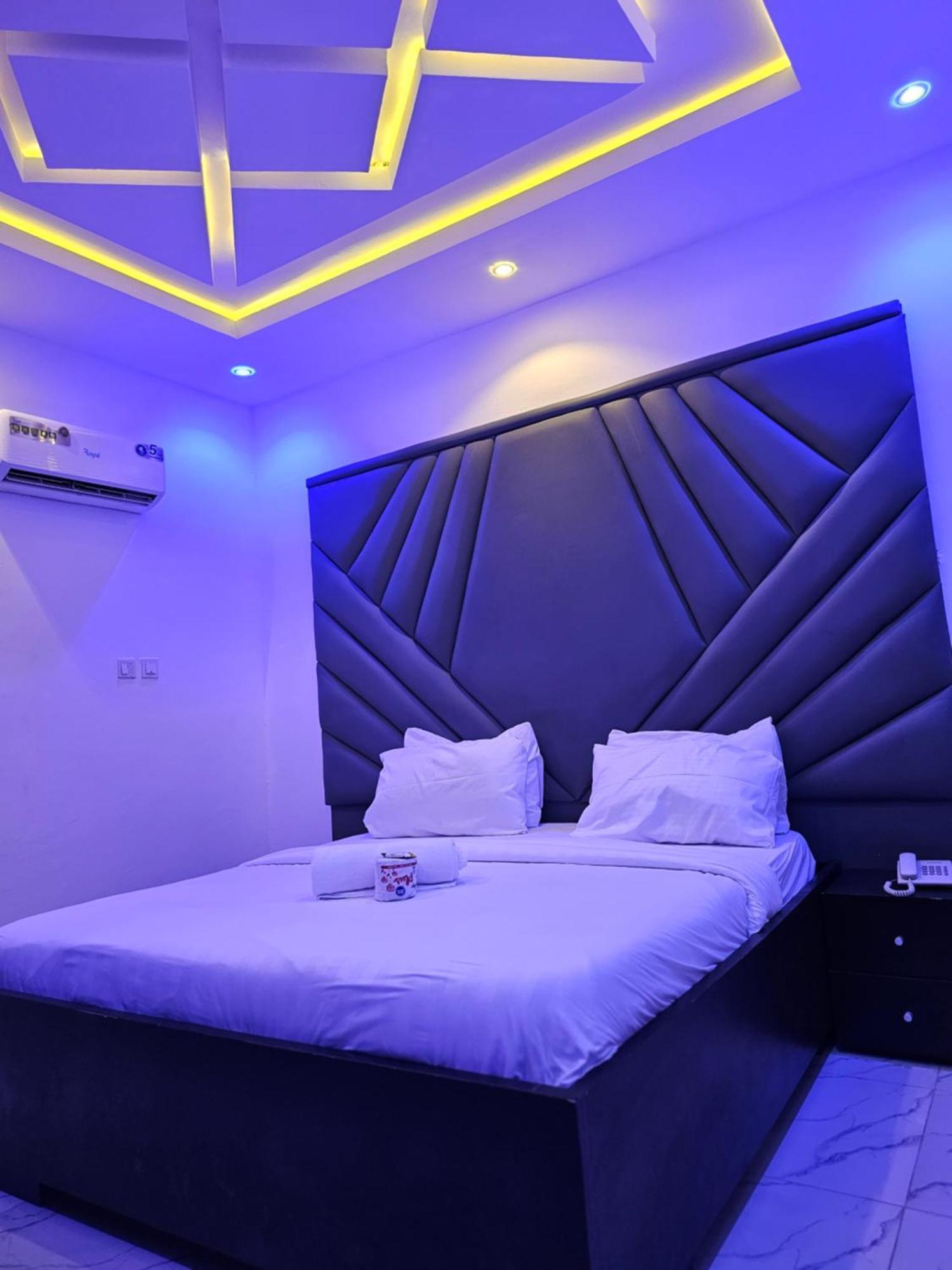 Vhs Vinchee Suites ลากอส ภายนอก รูปภาพ