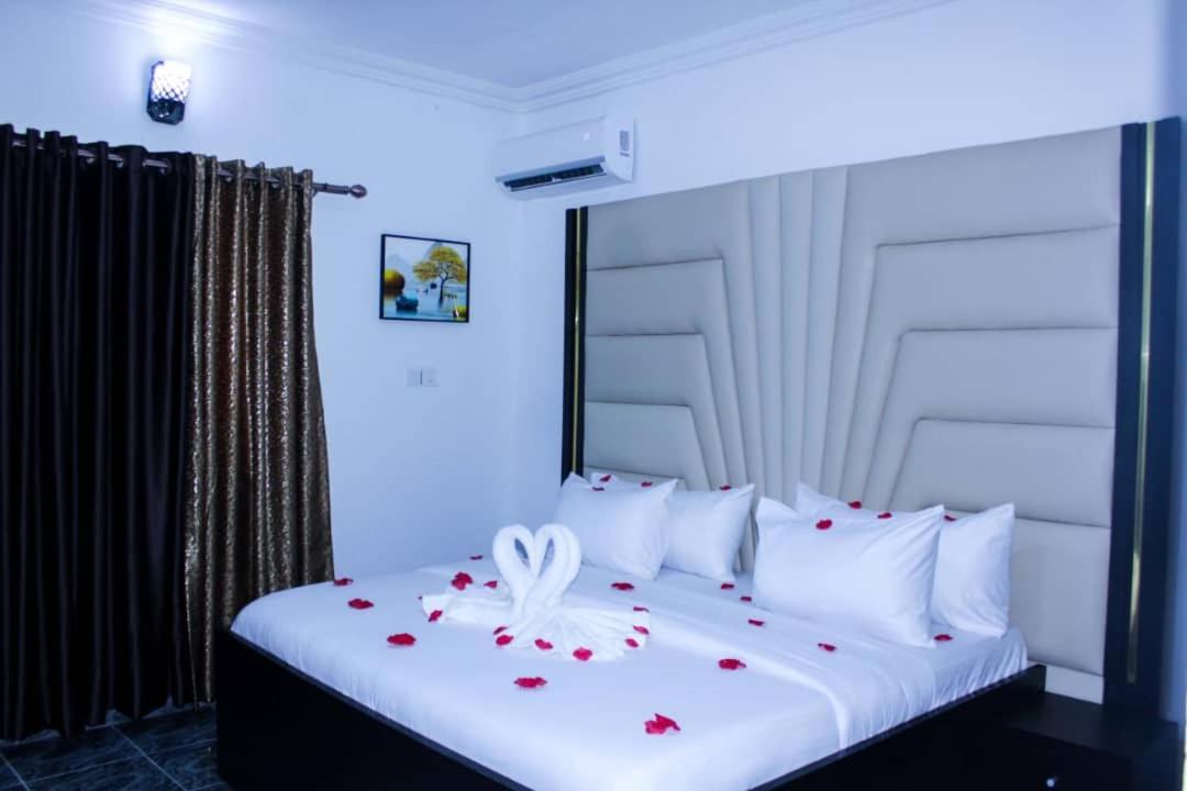 Vhs Vinchee Suites ลากอส ภายนอก รูปภาพ