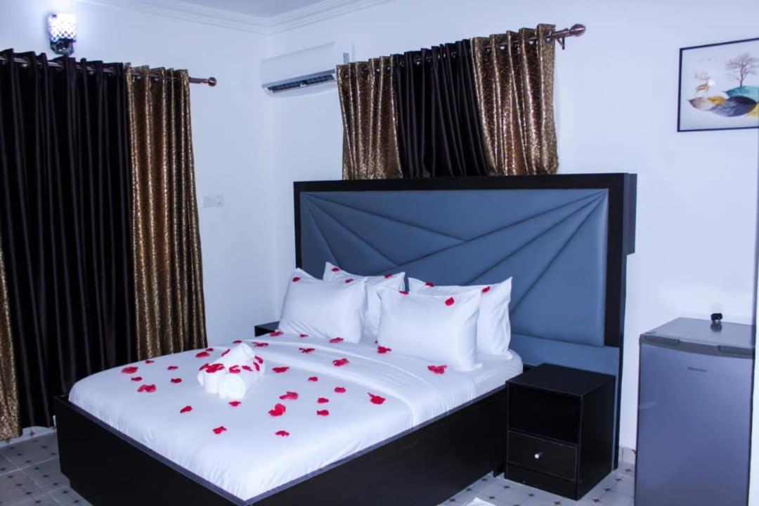 Vhs Vinchee Suites ลากอส ภายนอก รูปภาพ
