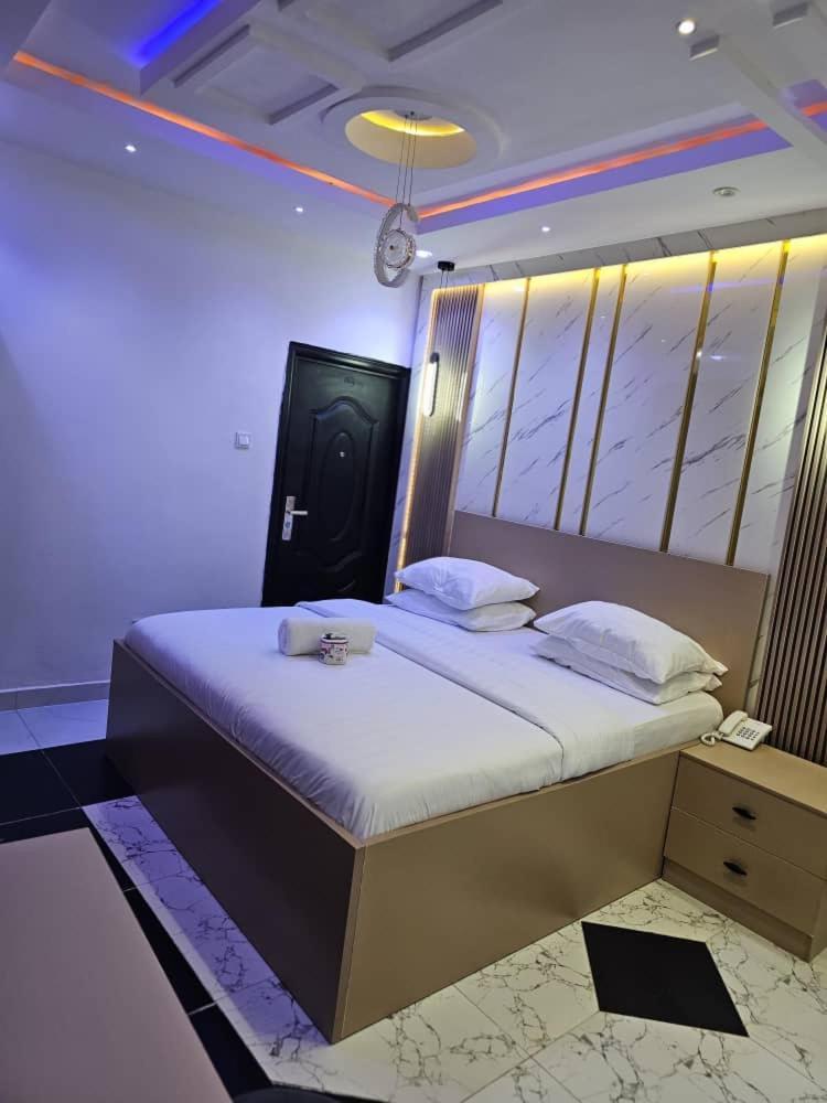 Vhs Vinchee Suites ลากอส ภายนอก รูปภาพ