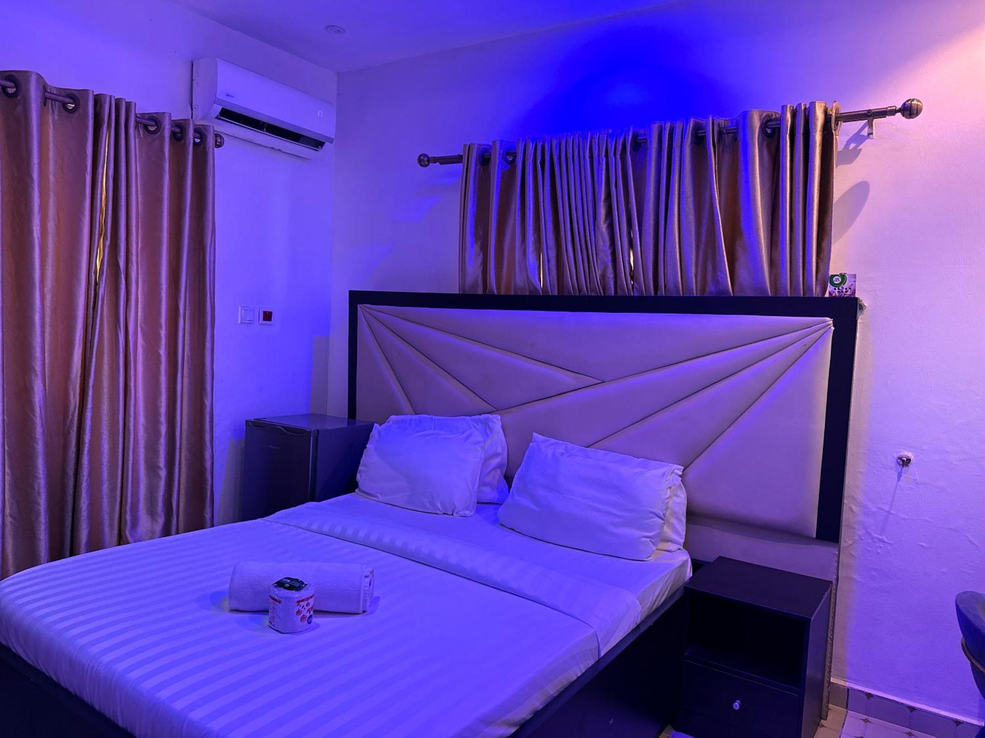 Vhs Vinchee Suites ลากอส ภายนอก รูปภาพ